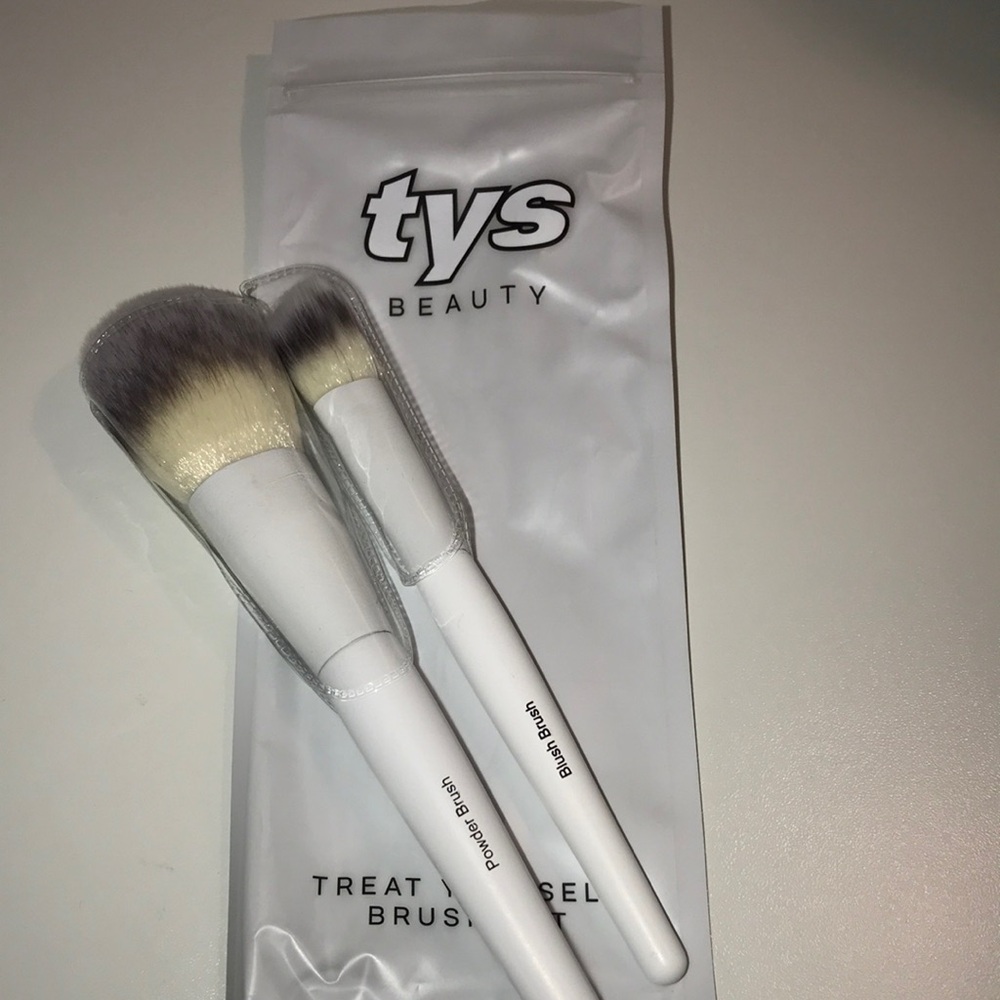 TYS BEAUTY treat yourself brush set NEW